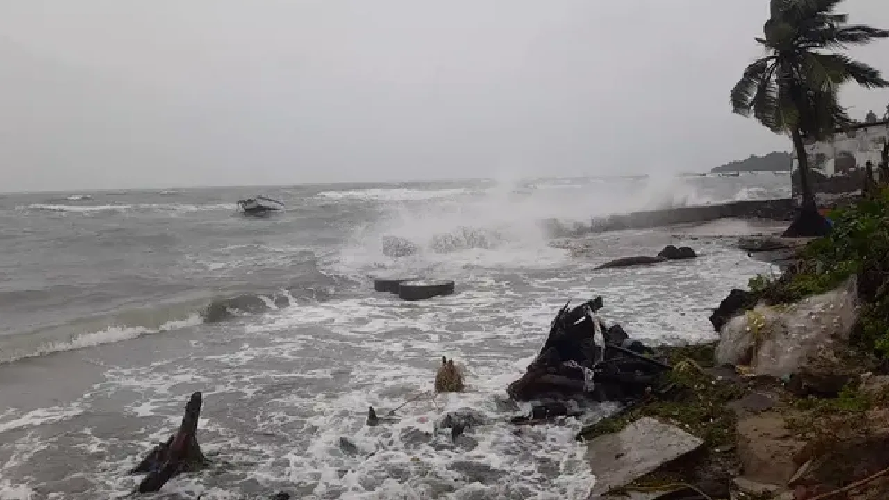 ‘டிட்வா’ புயல் காரணமாக பாம்பனில் கடல் சீற்றம் – 10க்கும் மேற்பட்ட வீடுகள் சேதம்!