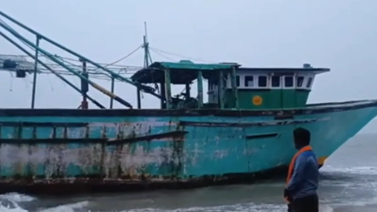 டிட்வா புயல் எதிரொலி – நங்கூரம் அறுந்து கரை ஒதுங்கிய விசைப்படகுகள்!