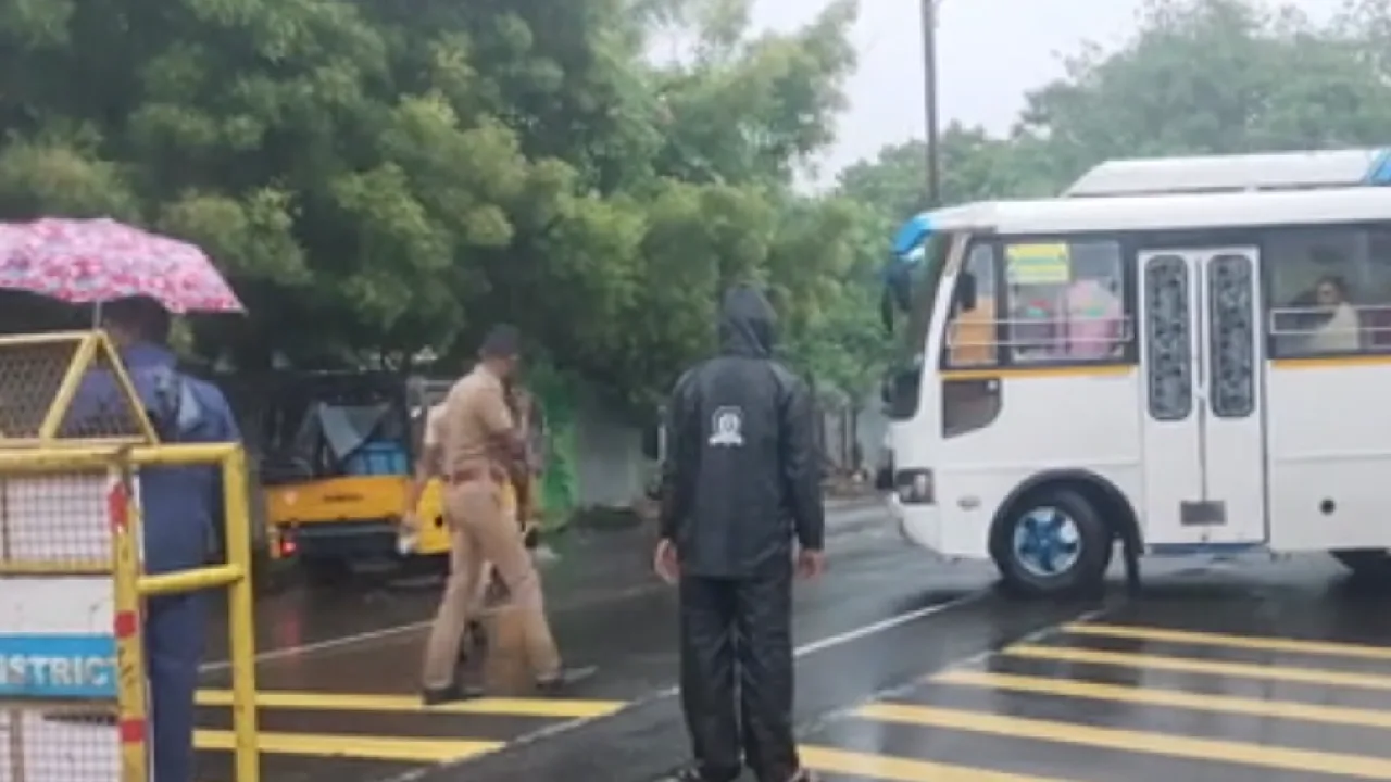 தனுஷ்கோடி கடலுக்கு செல்ல சுற்றுலா பயணிகளுக்கு தடை!