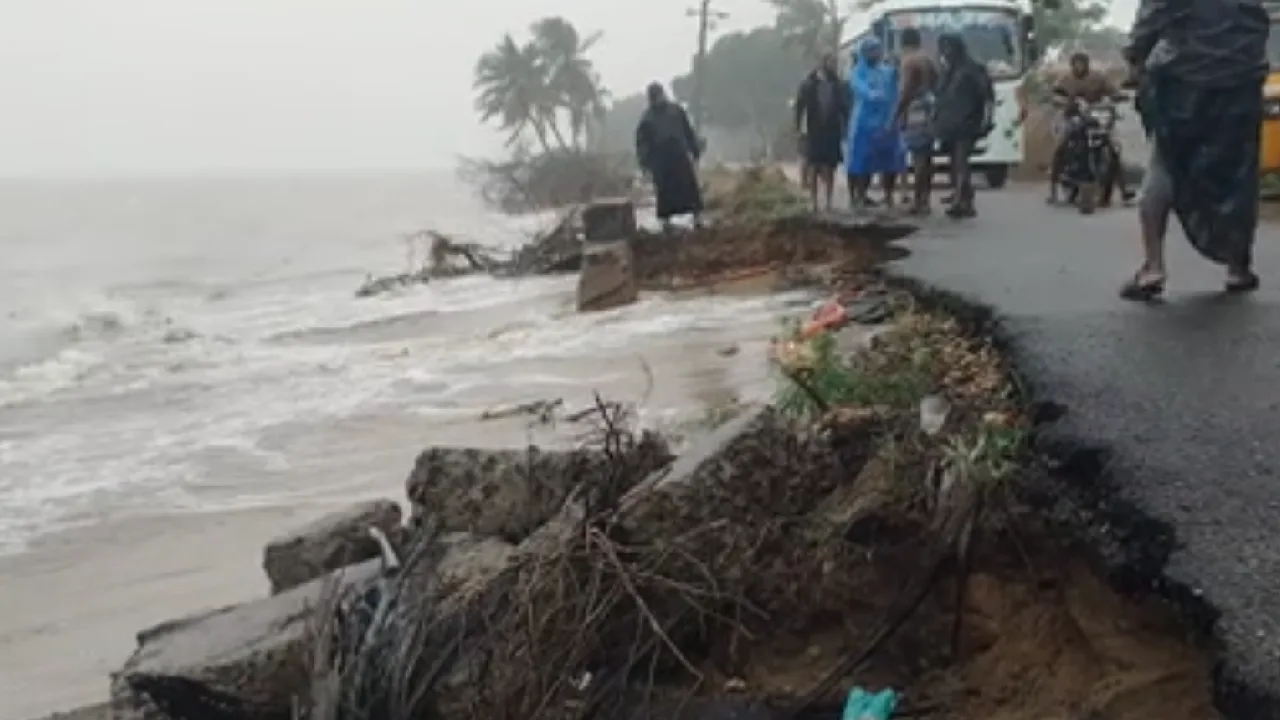 ராமேஸ்வரம் : ஓலைக்குடா கிராமத்தில் கடல் சீற்றத்தால் மண் அரிப்பு – சாலை துண்டிப்பு!