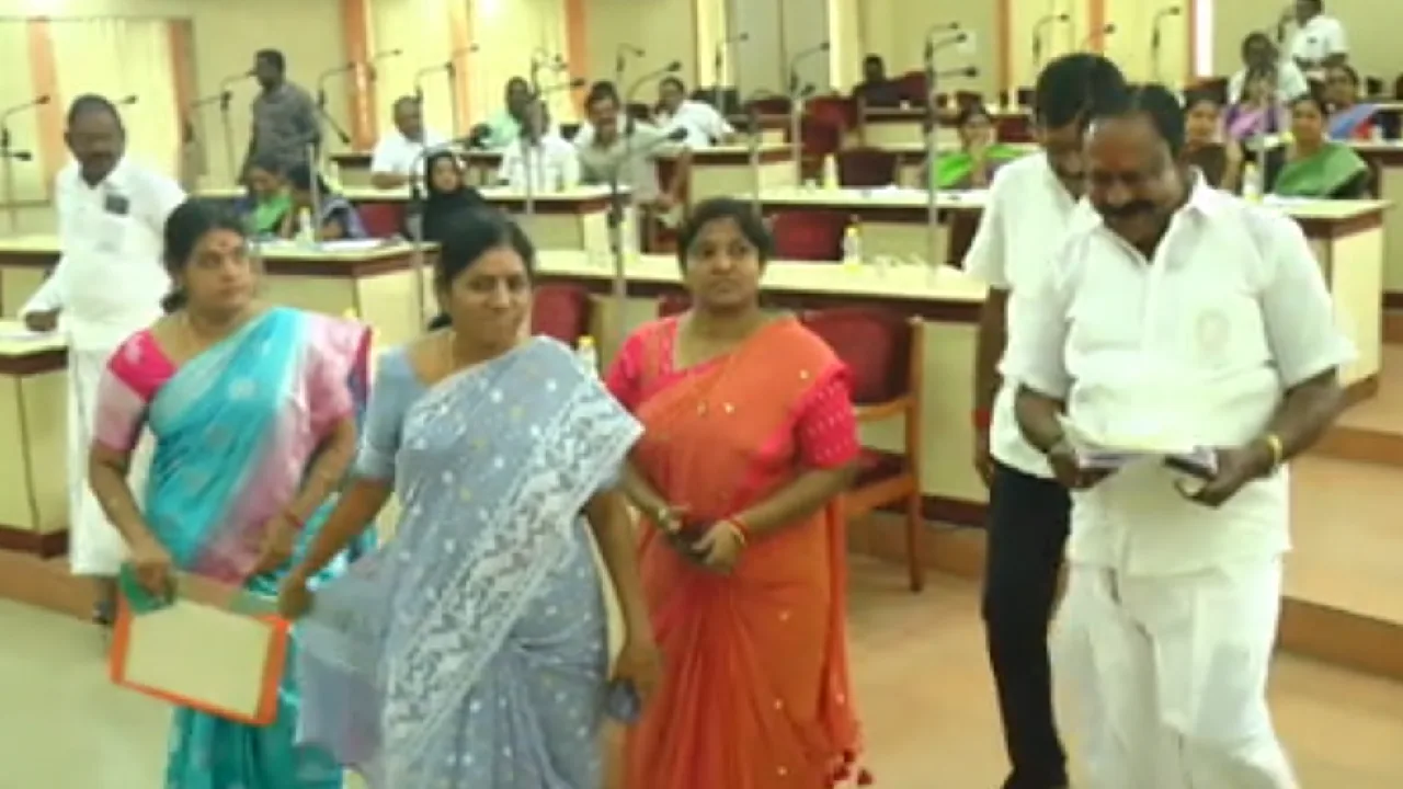 சேலம் : SIR படிவங்களை திரும்ப பெறாததை கண்டித்து பொதுமக்கள் சாலை மறியல்!