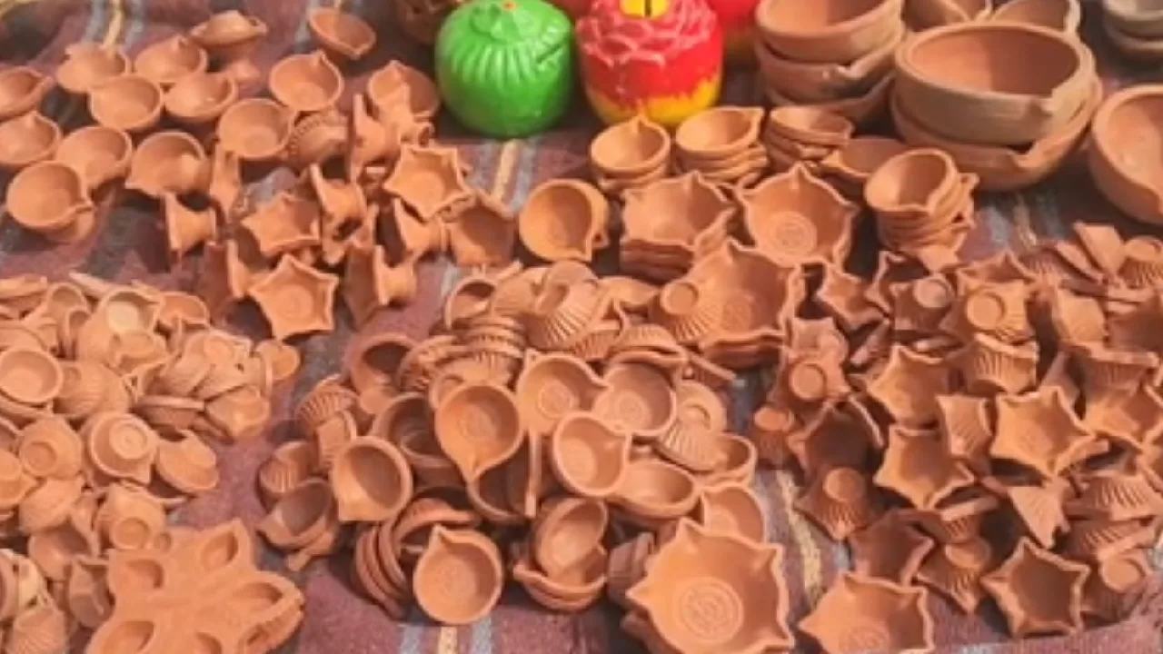 தருமபுரி : அகல் விளக்குகள் விற்பனை மந்த நிலையில் உள்ளது – மண்பாண்ட தொழிலாளர்கள்!