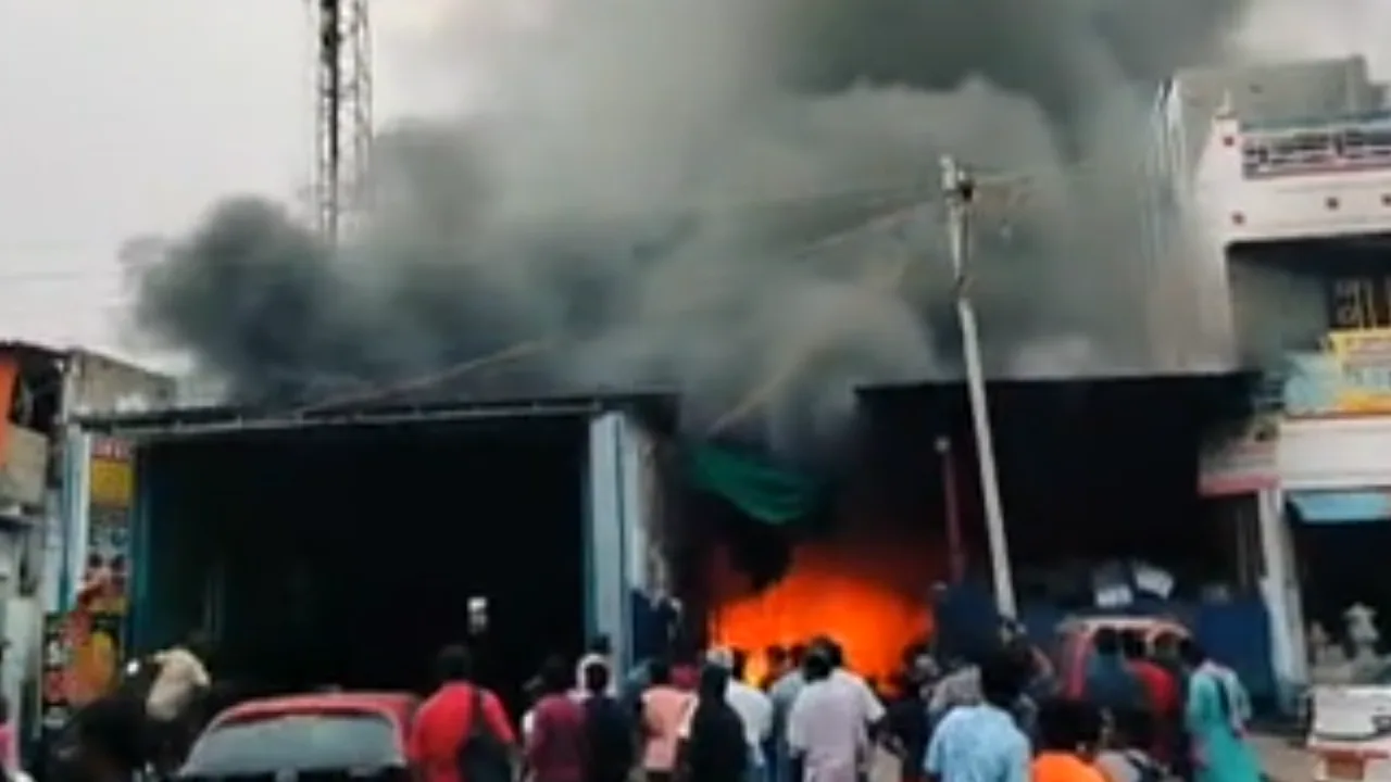 கோவை : ஒர்க் ஷாப்பில் தீ விபத்து – கார்கள் எரிந்து சேதம்!