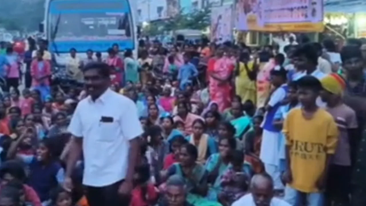 2 இளைஞர்கள் உயிரிழப்பில் சந்தேகம் : உறவினர்கள் சாலை மறியல்!