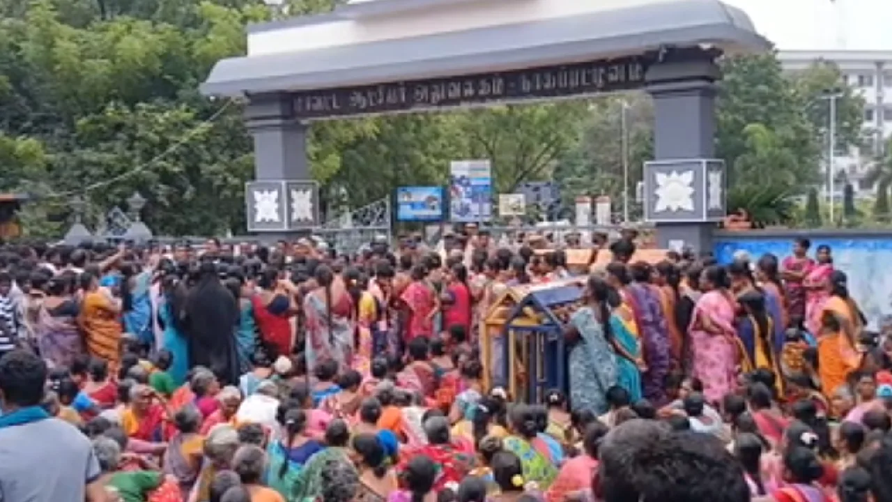 நாகை : அடிப்படை வசதிகள் கோரி ஆட்சியர் அலுவலகத்தை  முற்றுகையிட்ட பொதுமக்கள்!