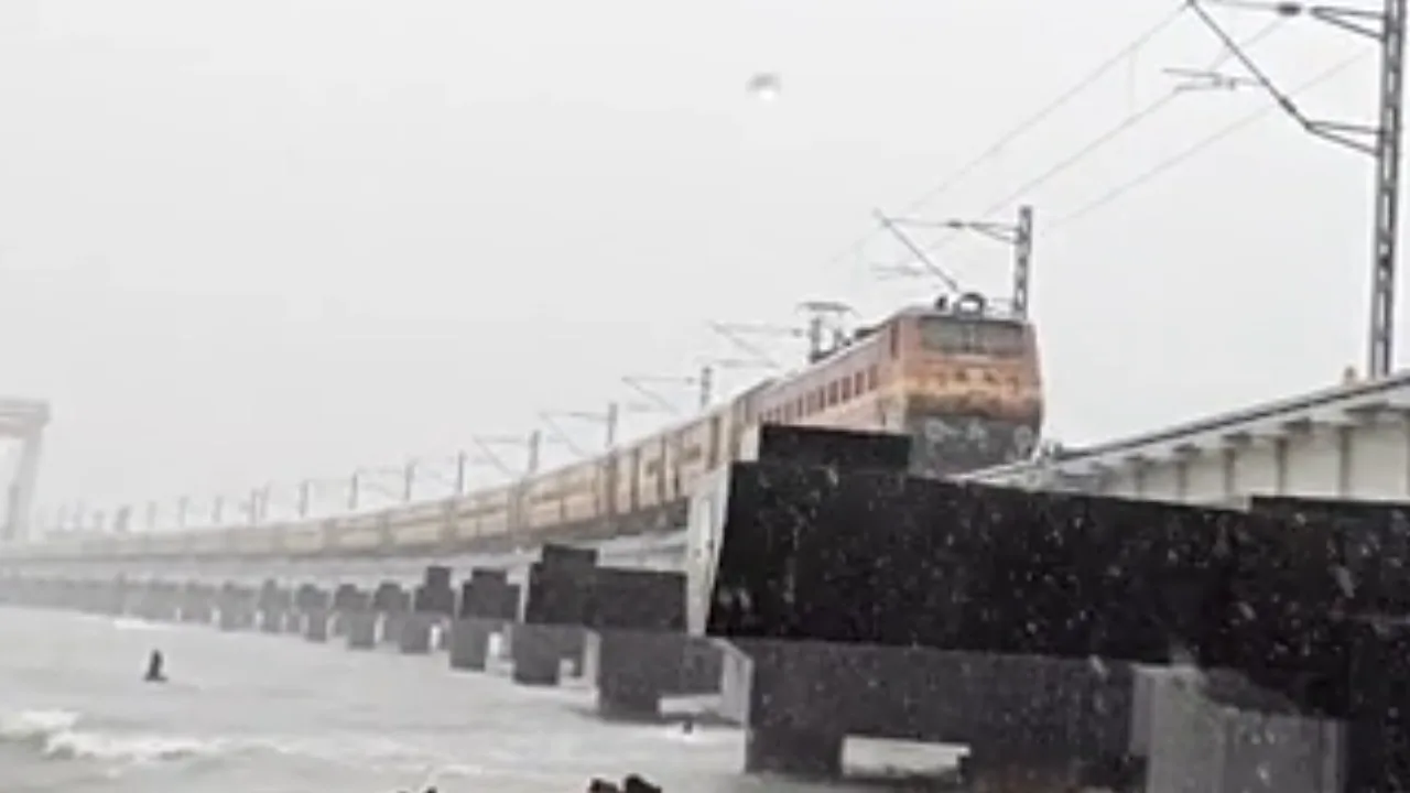 பாம்பன் செங்குத்து தூக்கு பாலத்தில் காலி பெட்டிகளுடன் ரயிலை இயக்கி அதிகாரிகள் சோதனை!