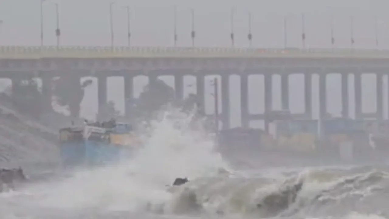 டிட்வா புயல்  : பாம்பன் கடலில் கொந்தளிப்பு!