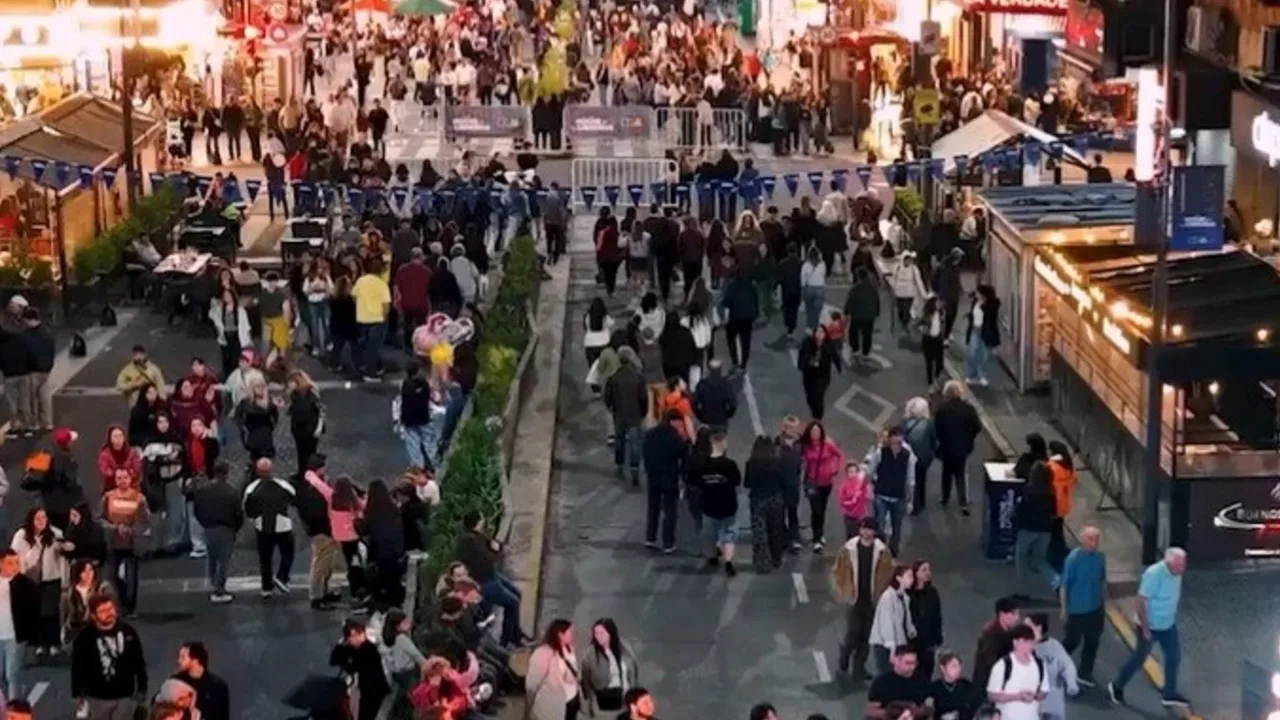 அர்ஜென்டினா : களைகட்டிய “புத்தகக் கடைகளின் இரவு” திருவிழா!