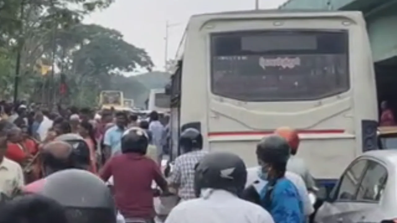 முதலைமைச்சர் வருகைக்காக அரசு பேருந்துகள் ஆக்கிரமிப்பு : பொதுமக்கள், மாணவர்கள் அவதி!