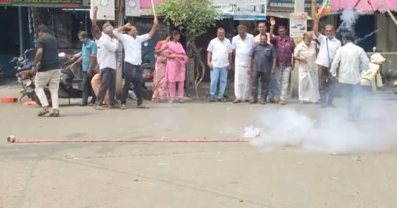 பீகார் தேர்தல் வெற்றி – தமிழகம் முழுவதும் கொண்டாட்டத்தில் ஈடுபட்ட பாஜகவினர்!