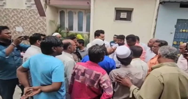 வேலூரில் திமுக கவுன்சிலர் இல்லத்தில் S.I.R. விண்ணப்ப படிவங்களை பூர்த்தி செய்த அதிகாரிகள் – அதிமுகவினர் வாக்குவாதம்!