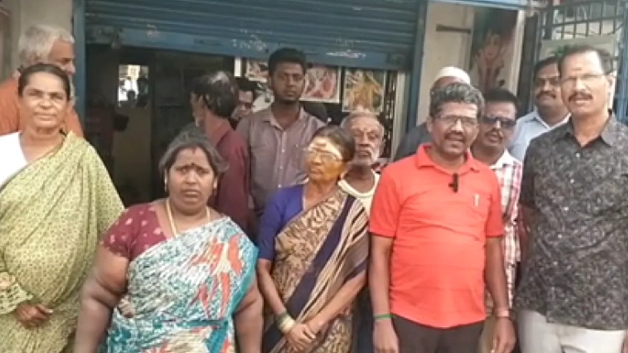 புதைக்க வேண்டிய மின்சார ஒயரை சாலையின் மேல் சிமெண்ட் பைப் வைத்து அமைக்க முணையும் மின்சார வாரியம் – பொதுமக்கள் புகார்