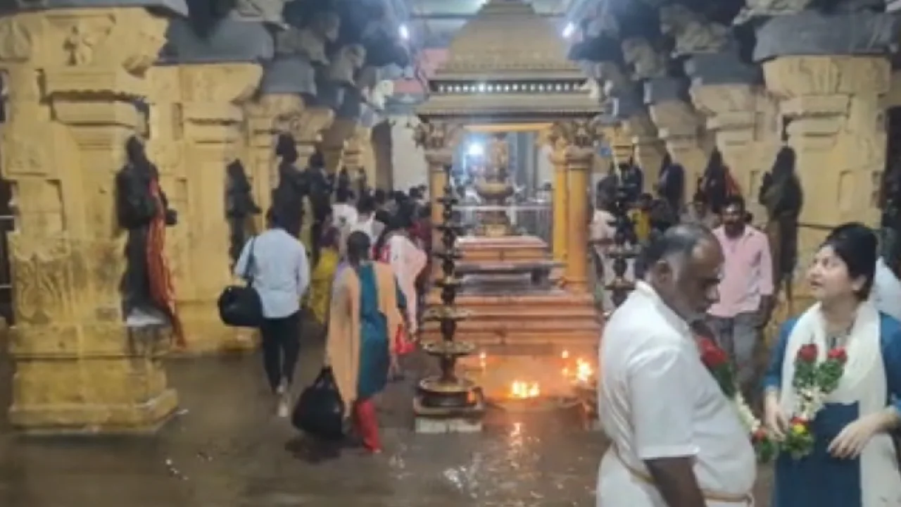 ராமநாதசாமி கோயிலில் மழைநீர் : பக்தர்கள் அவதி!