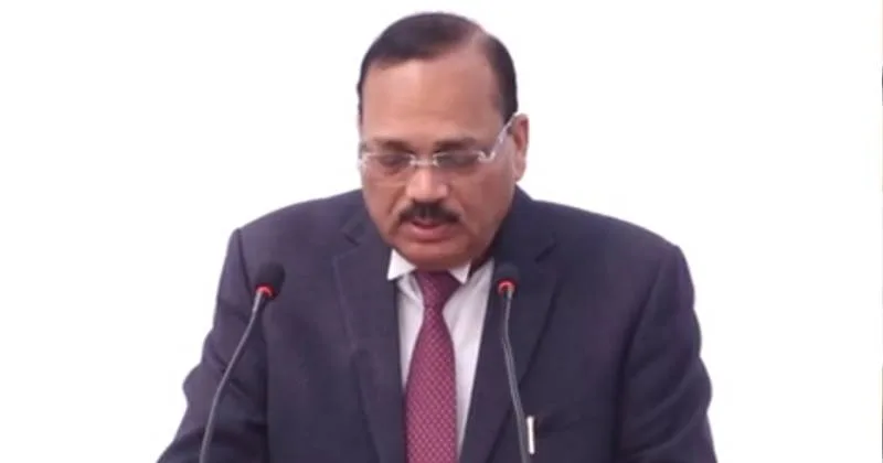 ஊடுருவல்காரர்களுக்கு சிவப்பு கம்பளம் விரிக்க வேண்டும் என எதிர்பார்க்கிறீர்களா? – உச்ச நீதிமன்ற தலைமை நீதிபதி சூர்யகாந்த்