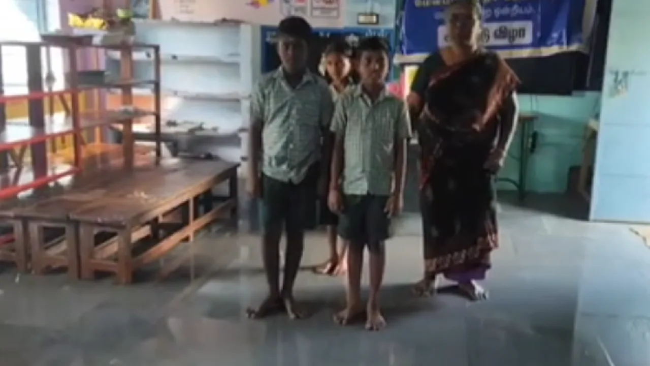 மயிலாடுதுறை : அரசு தொடக்கப்பள்ளி வகுப்பறையில் ஒழுகிய மழைநீர்!