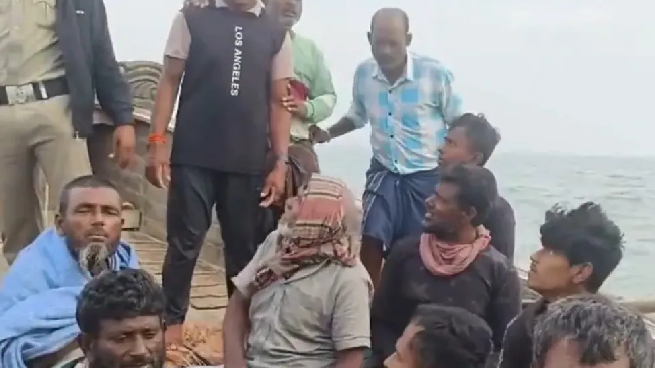 ஆந்திரா : கரை ஒதுங்கிய படகில் இருந்த 13 வங்கதேச மீனவர்கள் கைது!