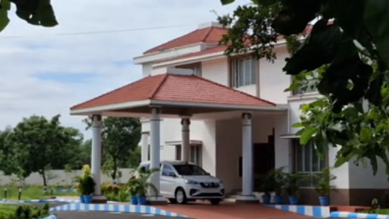 தவெக துயரம் சம்பவம் : சிபிஐ அலுவலகம் சென்ற ஓய்வுபெற்ற தலைமை நீதிபதி தலைமையிலான மூவர் குழு கரூர்!