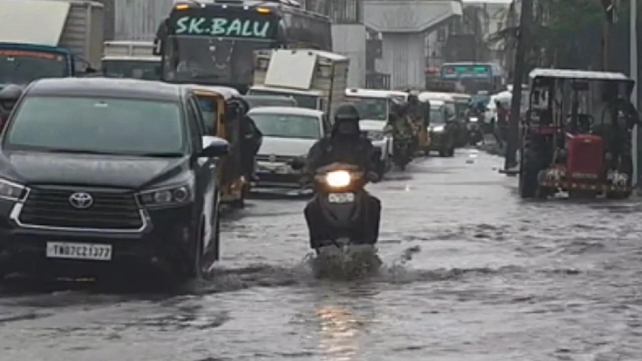 மதுரவாயல் சாலையில் தேங்கிய மழைநீர்!