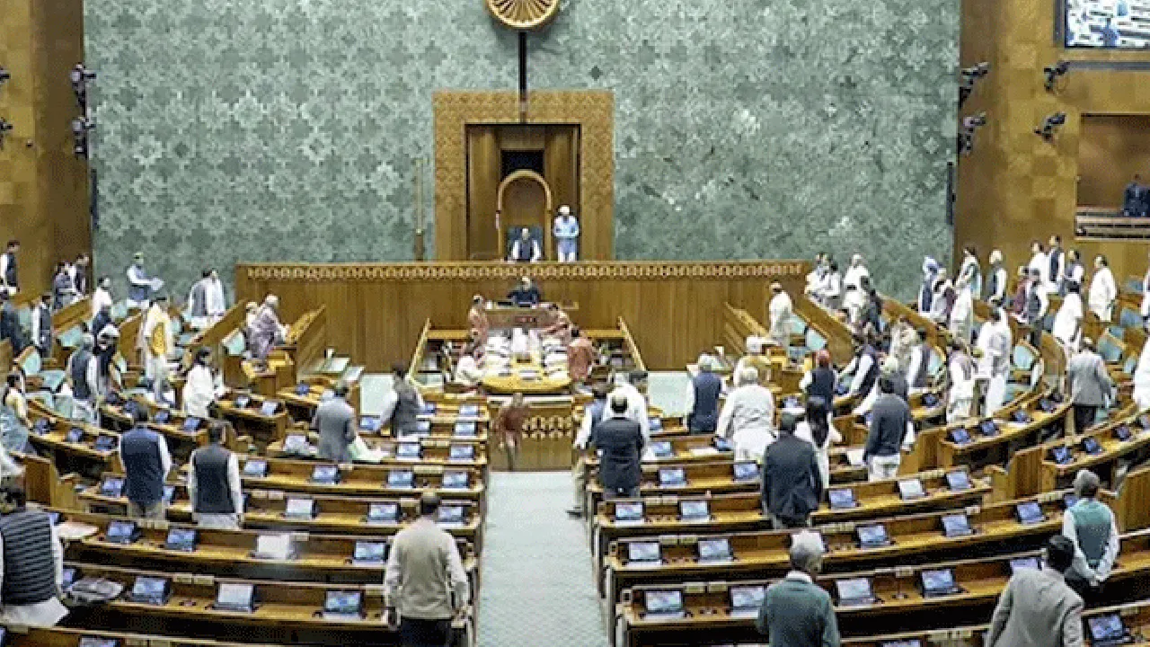 எதிர்க்கட்சிகளின் தொடர் அமளி – மக்களவை நாள் முழுவதும் ஒத்திவைப்பு!