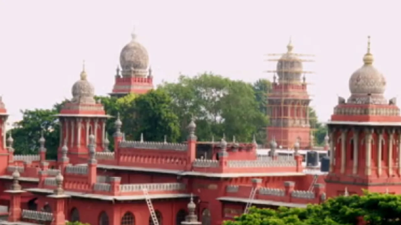 காஞ்சி வரதராஜ பெருமாள் கோயிலில் பிரபந்தம் பாட வடகலை பிரிவினருக்கு வழங்கிய அனுமதி ரத்து – சென்னை உயர் நீதிமன்றம்