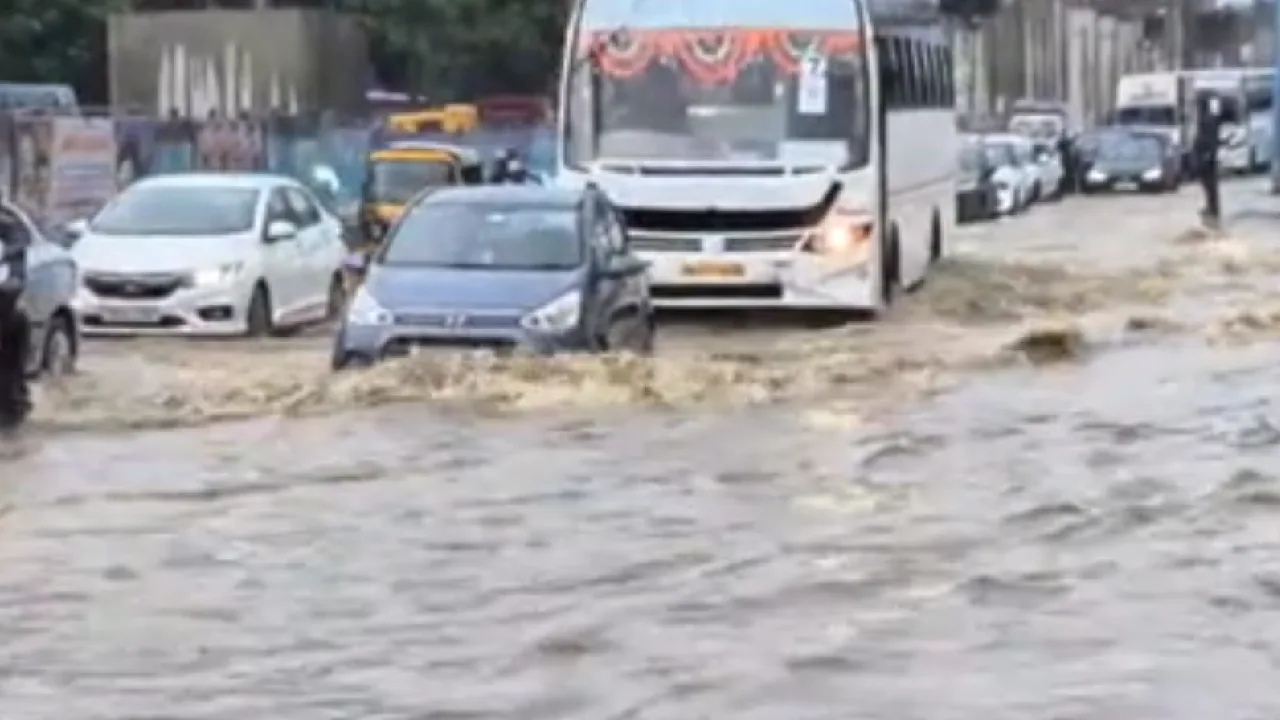 தொடர்ந்து பெய்யும் கனமழை : சென்னை சாலைகளில் தேங்கிய தண்ணீர் – போக்குவரத்து பாதிப்பு!