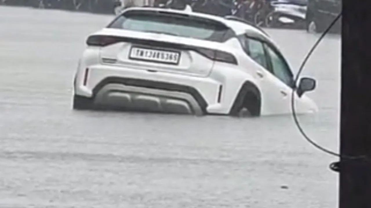 பூந்தமல்லி : மழை நீர் தேங்கி இருந்த பள்ளத்தில் அடுத்தடுத்து சிக்கிய வாகனங்கள்!