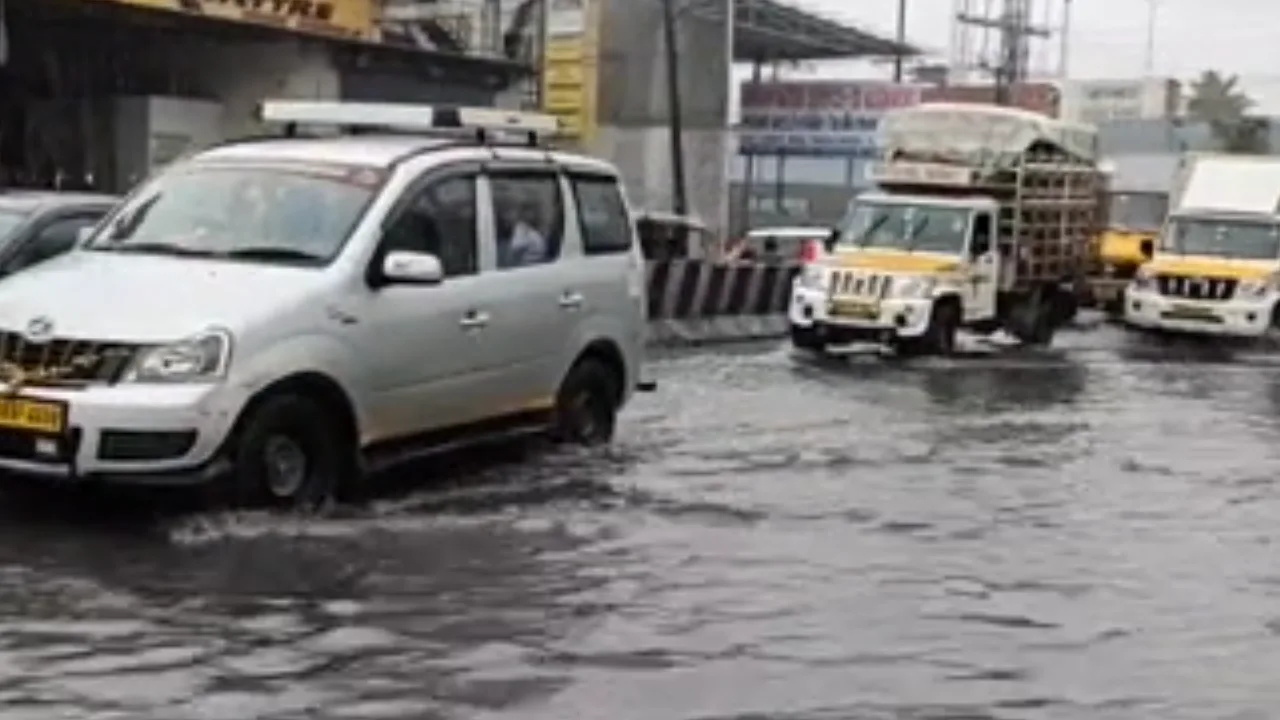 ஆவடி அருகே சாலையில் கழிவுநீருடன் கலந்த மழைநீர்!