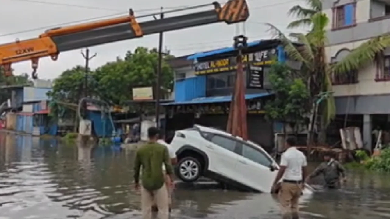 வேலப்பன்சாவடி : வெள்ளத்தில் மூழ்கிய காரை கிரேன் உதவியுடன் மீட்ட போக்குவரத்து போலீசார்!