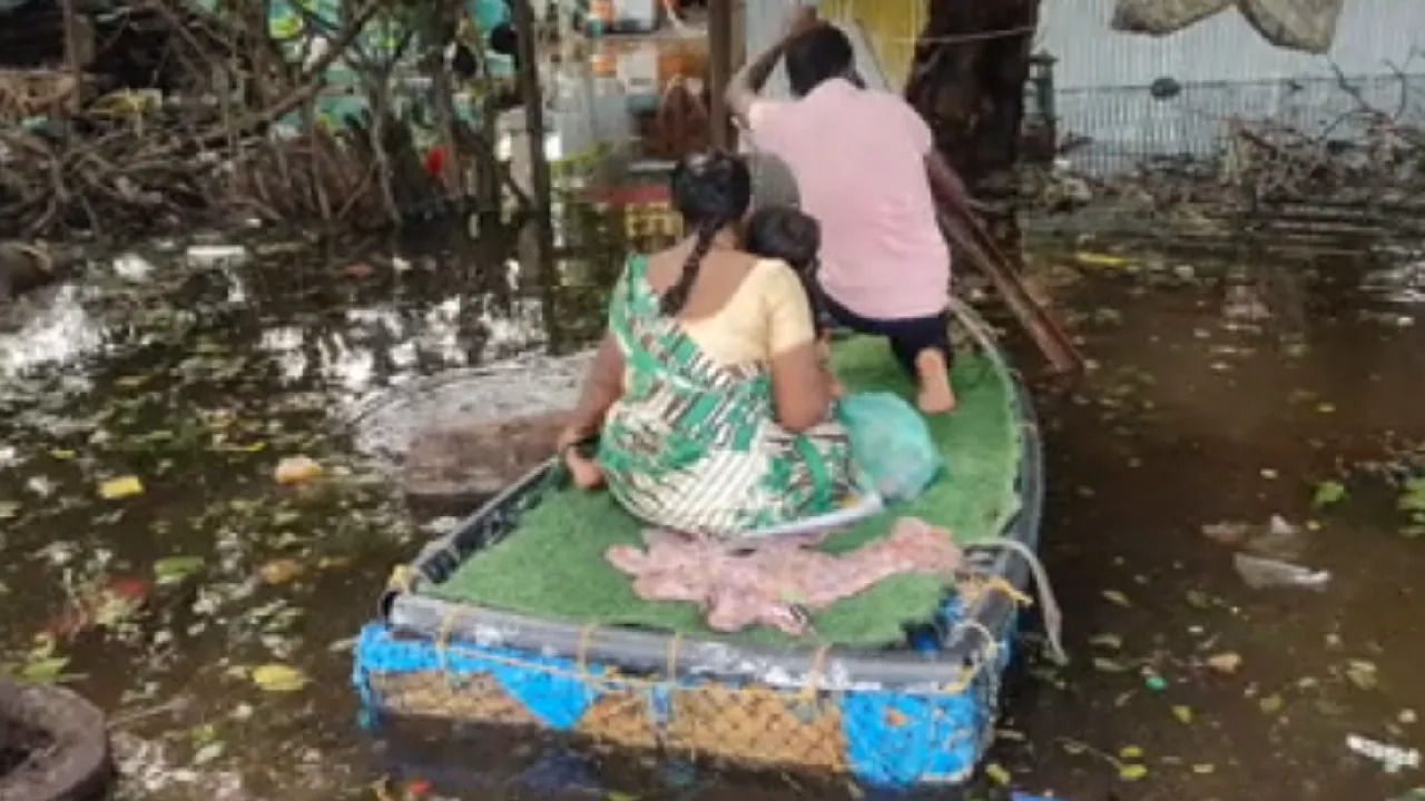 ராமநாதபுரத்தில் கனமழை : சிறிய மிதவை படகு மூலம் வீட்டிற்கு செல்லும் மக்கள்!