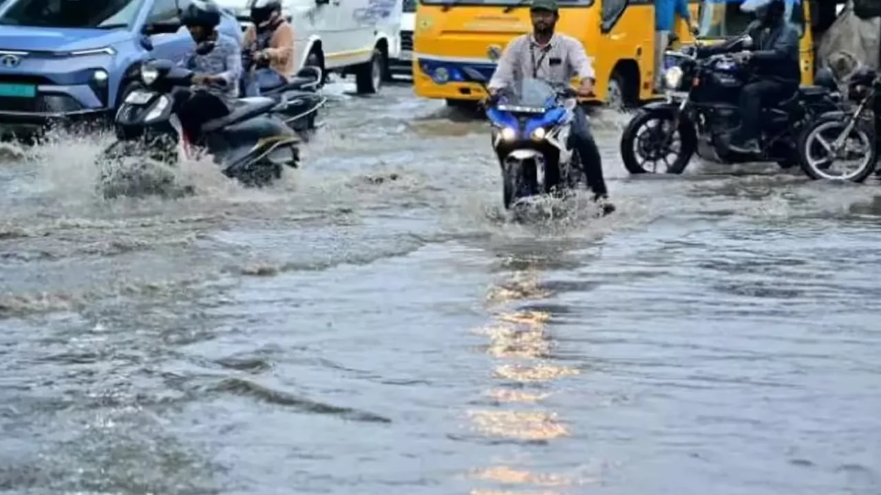 சென்னையில் கனமழை : பல்வேறு இடங்களில் வெள்ளநீர் தேக்கம் – வாகன ஒட்டிகள், பொதுமக்கள் கடும் அவதி!