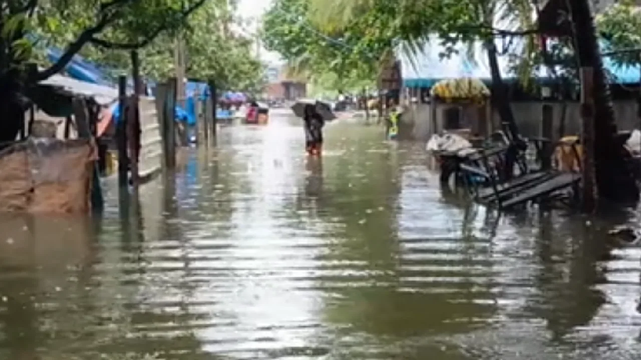 திருவள்ளூர் : குடியிருப்பு பகுதிகளை சூழ்ந்த வெள்ளம் –  மக்கள் கடும் அவதி!