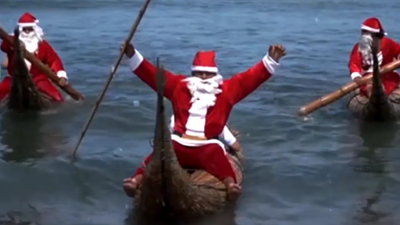 பெரு : சாண்டா கிளாஸ் உடையணிந்து சுற்றுலா பயணிகளை மகிழ்வித்த மீனவர்கள்!