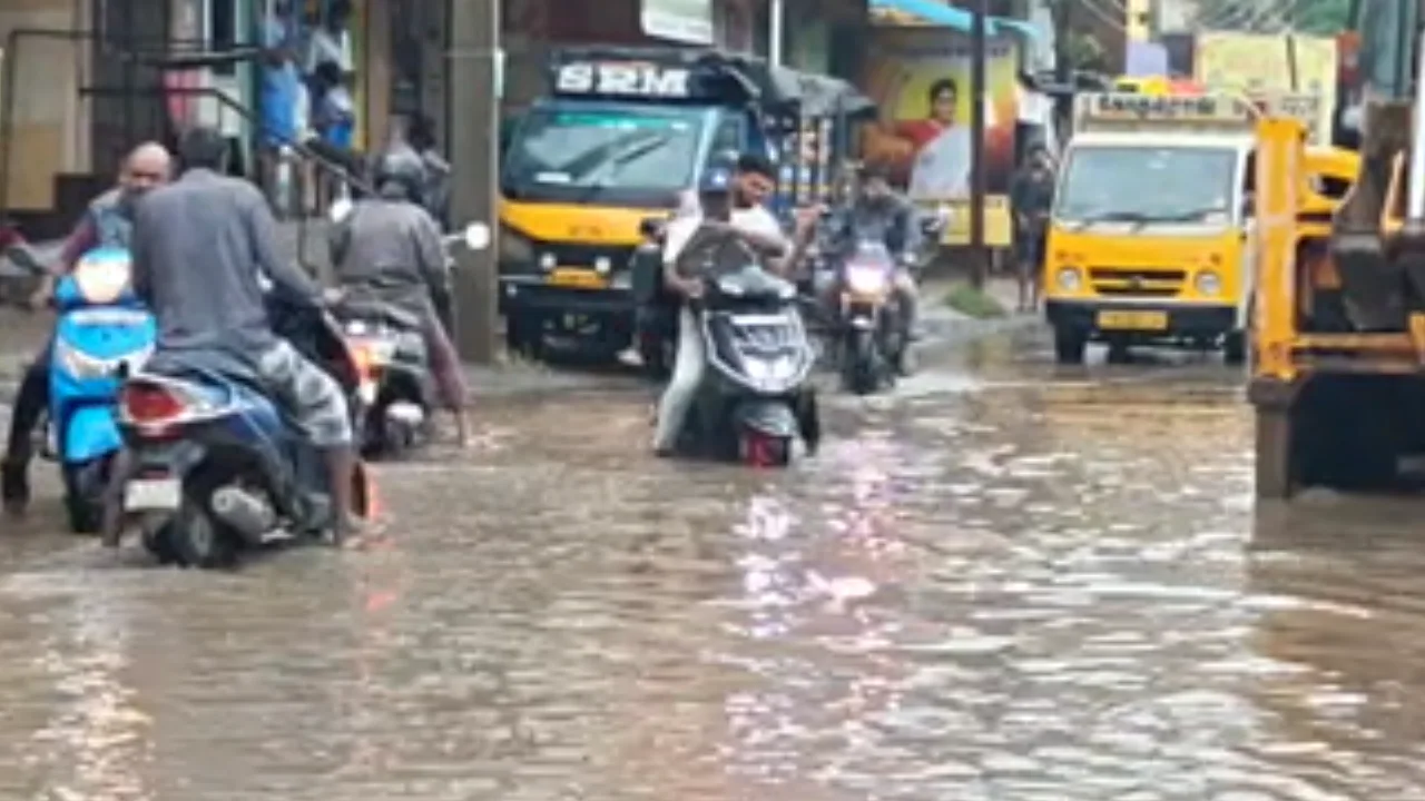 சென்னை கோயம்பேடு : குளம்போல் தேங்கிய தண்ணீர் – வாகன ஓட்டிகள் அவதி!