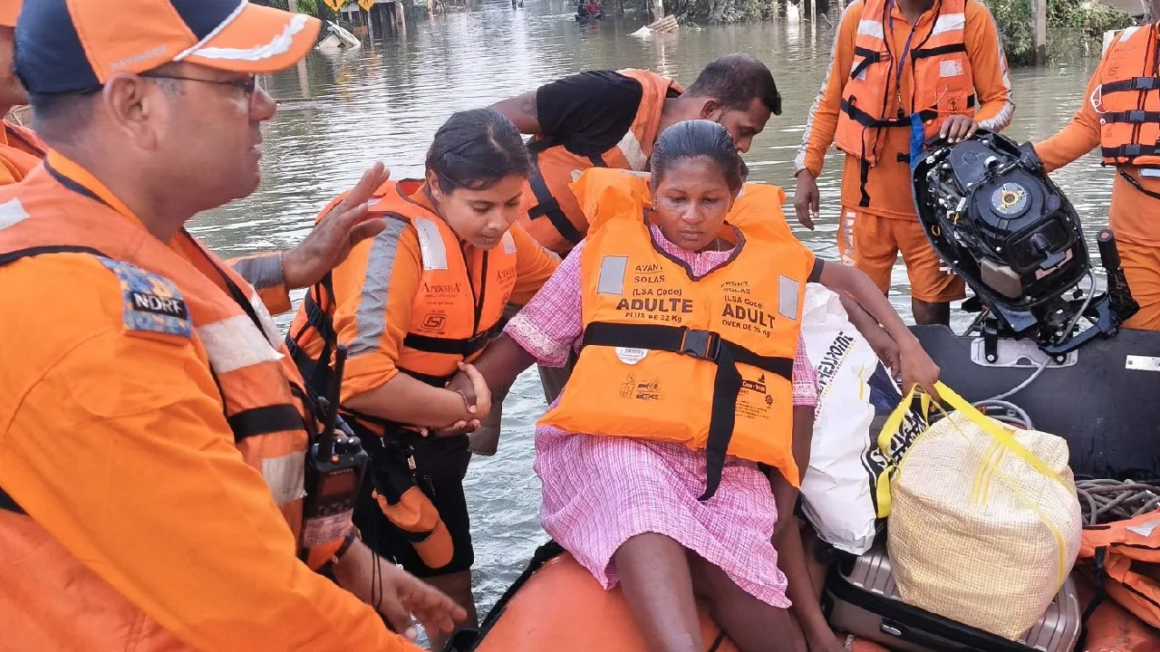 இலங்கை : வெள்ளத்தால் பாதிக்கப்பட்ட மக்களுக்கு மருத்துவ உதவிகளை வழங்கிய  இந்திய மீட்பு குழு!