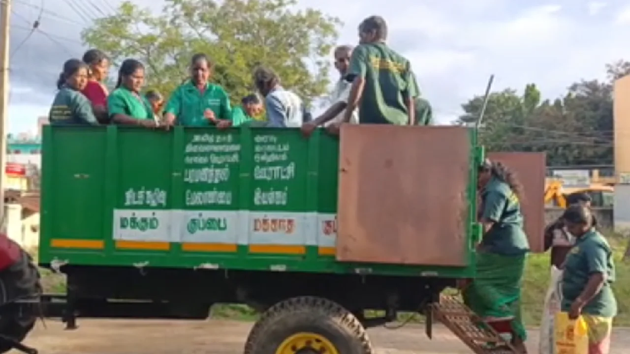குப்பை அள்ளும் வாகனத்தில் அழைத்து செல்லப்பட்ட தூய்மை பணியாளர்கள் –  அதிகாரிகள் அலட்சியம்!