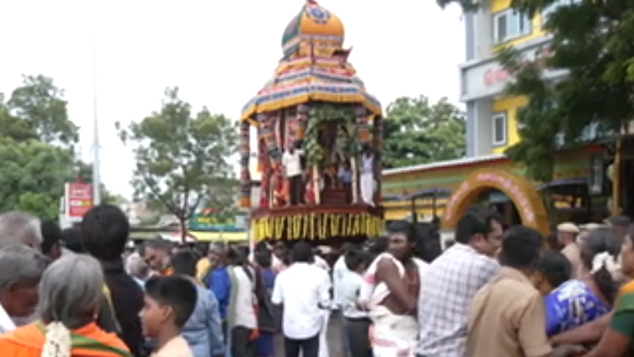 திருப்பரங்குன்றம் சுப்ரமணிய சுவாமி கோயிலில் தீபத் திருவிழாவையொட்டி வைரத் தேரோட்டம்!