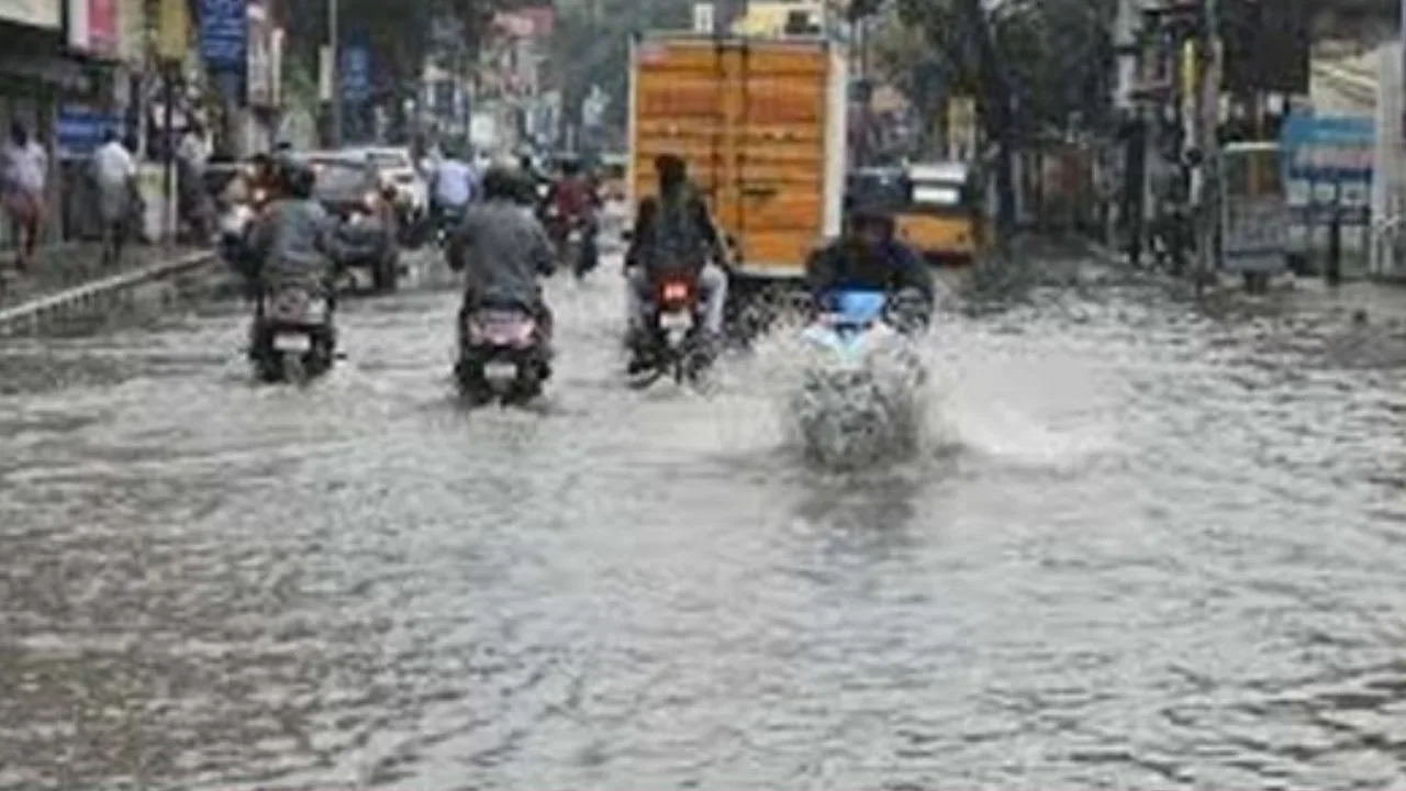 சென்னையில் தொடரும் கனமழை – வாகன ஓட்டிகள் கடும் அவதி!