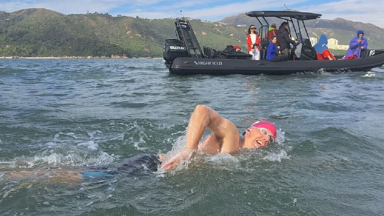 ஹாங்காங்கின் மிகப்பெரிய லாண்டா தீவை 21 மணி நேரத்தில் நீந்தி இருவர் சாதனை!