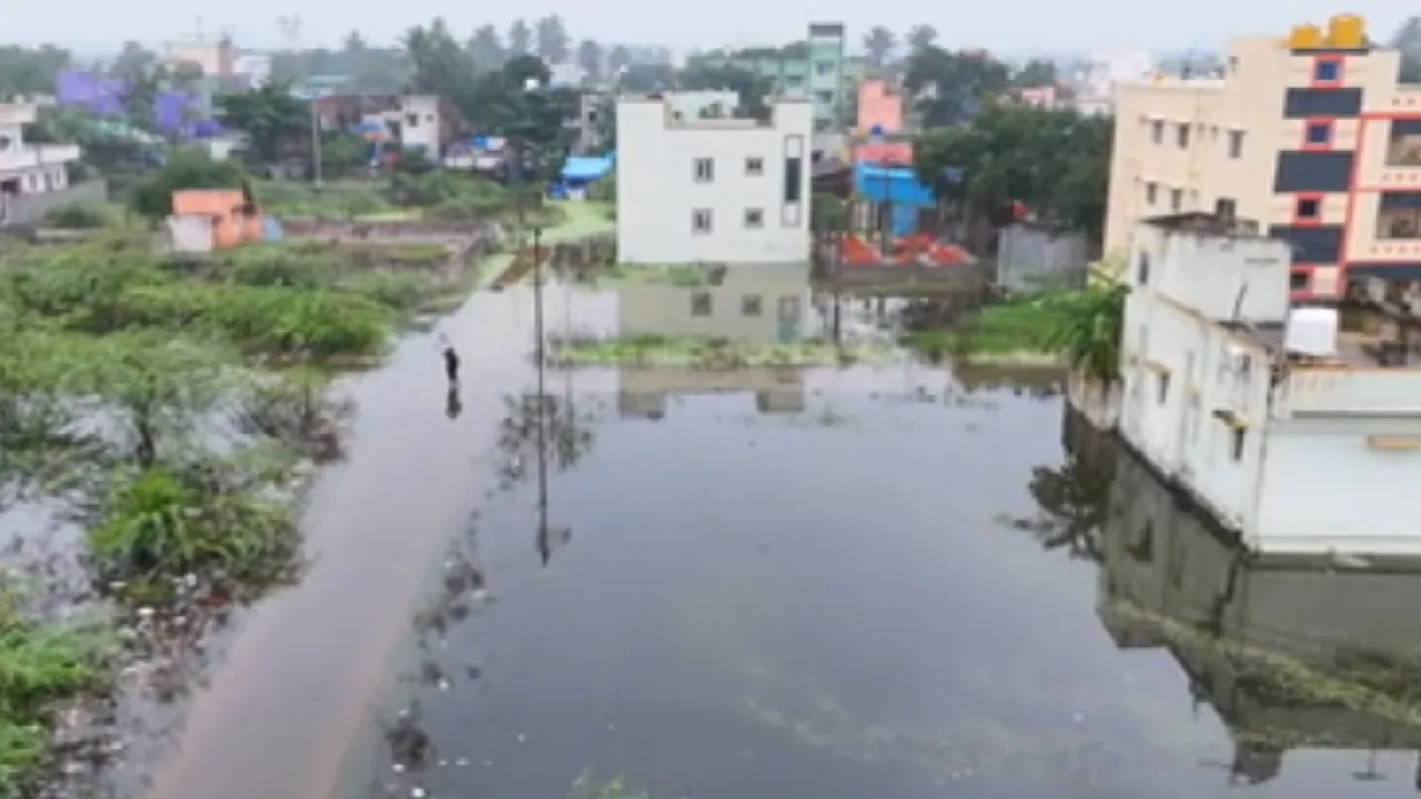 பூந்தமல்லி அருகே கண்ணம்பாளையம் ஏரி நிரம்பி குடியிருப்புகளுக்குள் புகுந்த தண்ணீர்!