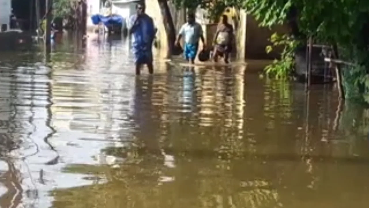 திருவொற்றியூர் : வீடுகளுக்குள் புகுந்த மழை நீர் – பொதுமக்கள் அவதி!