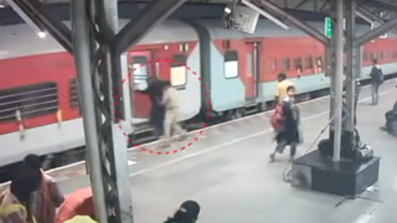 ஐயப்ப பக்தரை காப்பாற்றிய ரயில்வே பாதுகாப்பு படை உதவி ஆய்வாளர்கள்!