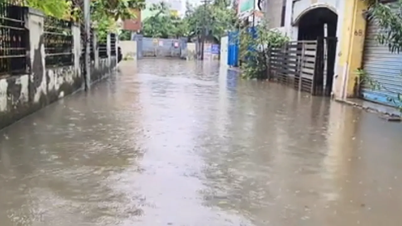 திருமுல்லைவாயல் : சாலைகளில் குளம்போல் தேங்கிய மழைநீர் – பொதுமக்கள் கடும் சிரமம்!