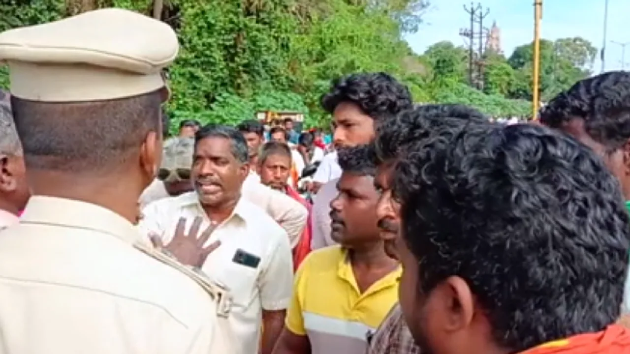 புதுச்சேரி :  கிழக்கு கடற்கரை சாலையில் படகுடன் மீனவர்கள் மறியல் போராட்டம்!