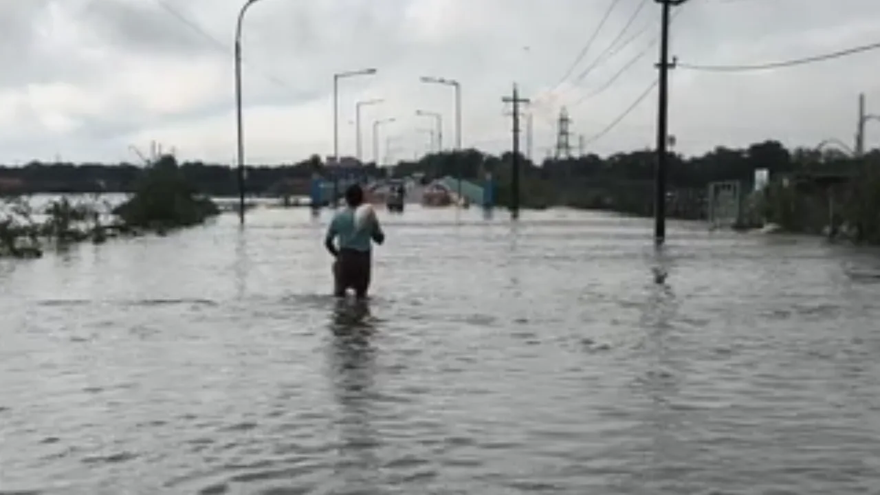 மணலி : தரைப்பாலத்தில் வேகமாக செல்லும் நீர் – ஆபத்தான முறையில் மக்கள் பயணம்!