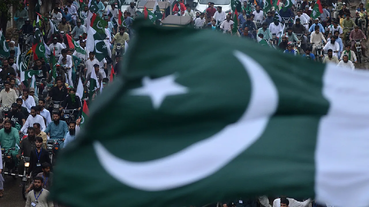 கட்டுப்பாடற்ற  மக்கள்தொகை : தேசிய பேரழிவு – பாகிஸ்தானுக்கு  நிபுணர்கள் எச்சரிக்கை!