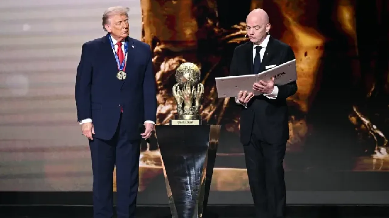 டிரம்ப்புக்கு அமைதிக்கான பரிசை வழங்கிய கால்பந்து சம்மேளனம்!