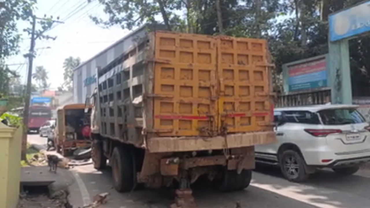 கனரக லாரியின் டயர் வெடித்து விபத்து – போக்குவரத்து பாதிப்பு!