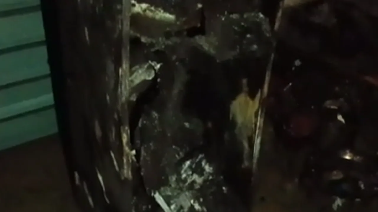 தூத்துக்குடி : வீட்டில் தீப்பற்றி எரிந்த குளிர்சாதன பெட்டி!