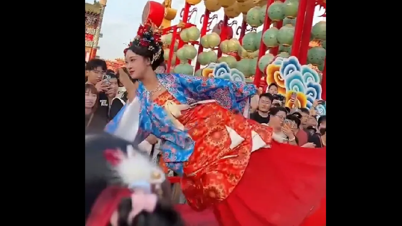 சீனா : தஞ்சாவூர் தலையாட்டிப் பொம்மை போன்று நடனமாடும் பெண்ணின் வீடியோ வைரல்!