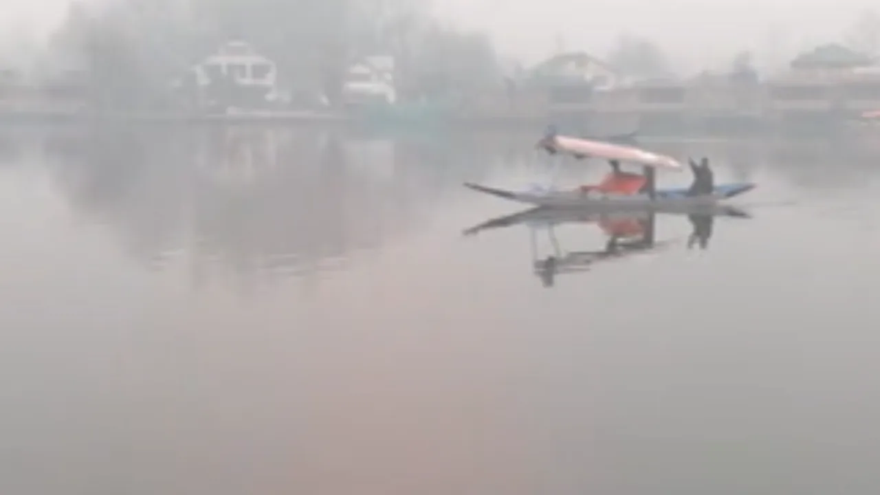 கடும் குளிரில் நடுங்கும் காஷ்மீர் மக்கள்!